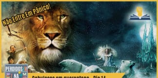 Fotomontagem com personagens do filme com o Leão, as crianças e alguns ursos polares. No canto superior esquerdo está escrito "Não entre em pânico!", no inferior tem a logo do podcast, que é a ilustração de uma estante com livros e outros objetos, onde lê-se “Perdidos na Estante". Ao lado, em uma faixa amarela na qual está escrito “Cabulosos em quarentena - Dia 14". Em cima, ao lado direito está o selo do Leitor Cabuloso