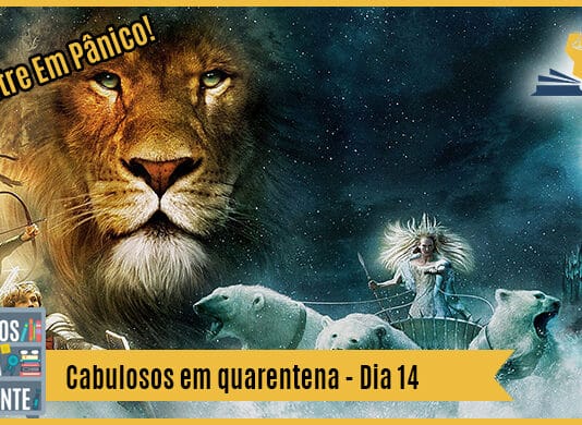 Fotomontagem com personagens do filme com o Leão, as crianças e alguns ursos polares. No canto superior esquerdo está escrito "Não entre em pânico!", no inferior tem a logo do podcast, que é a ilustração de uma estante com livros e outros objetos, onde lê-se “Perdidos na Estante". Ao lado, em uma faixa amarela na qual está escrito “Cabulosos em quarentena - Dia 14". Em cima, ao lado direito está o selo do Leitor Cabuloso