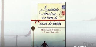 Capa do livro. Imagem de uma pessoa olhando para o mar, apoiada em um corrimão. No topo, cobrindo boa parte do céu da paisagem, uma carta com um laço vermelho, selos, e o título do livro escrito à mão na carta.