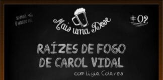 Vitrine do programa Mais Uma Dose. A imagem é um quadro negro com o título escrito em giz centralizado, “Raízes de Fogo de Carol Vidal com Lígia Colares“. Acima lê-se o título do programa junto a um desenho de uma caneca de chopp, ao lado a inscrição “Samuel é nosso rei” junto a um desenho de uma coroa, do outro lado o número 02 indicando a numeração do episódio. Abaixo as logos do Leitor Cabuloso e do Boteco dos Versados.
