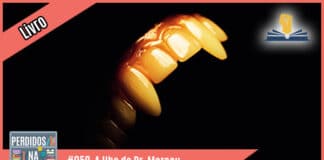 Fotomontagem com recorte de livro onde aparece uma boca humana com presas de animais. À esquerda tem uma faixa rosa onde está escrito "livro". No inferior tem a logo do podcast, que é a ilustração de uma estante com livros e outros objetos, onde lê-se “Perdidos na Estante". Ao lado, em uma faixa rosa na qual está escrito "#059 - A ilha do Dr. Moreau". Em cima, ao lado direito está o selo do Leitor Cabuloso.