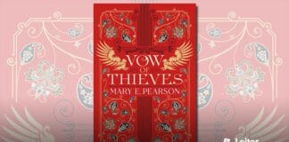 Capa do livro, fundo vermelho, com o titulo em branco, no centro, com letra etilizada, escrito: "Vow of Thieves", logo abaixo o nome da autora. Ao redor do texto, diversos ornamentos floridos e dois grifos dourados.