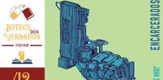 Vitrine do Podcast Boteco dos Versados. Na esquerda tem uma coluna com a logo do Boteco dos versados no topo, a logo do Leitor Cabuloso no centro, e na base o numeral 42 indicando a numeração do podcast. Em destaque, um recorte da capa do livro, que tem tipo uma mão biônica segurando uma arma. Embaixo, no lado esquerdo, tem escrito Do mesmo autor de Guerra do Velho. No lado direito tem o título do livro, Encarcerados, e o nome do autor, John Scalzi.