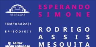 Fundo azul escuro. Logo do podcast acima e à esquerda. Abaixo da logo, lê-se Temporada 1, Episódio 1, com logo do Leitor Cabulo abaixo. À direta, em rosa, lê-se Esperando Simone e, em branco, Rodrigo Assis Mesquita.