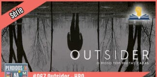 Fotomontagem com imagem recortada do pôster da série onde aparece vulto de ponta cabeça. À esquerda tem uma faixa rosa onde está escrito "série". No inferior tem a logo do podcast, que é a ilustração de uma estante com livros e outros objetos, onde lê-se “Perdidos na Estante". Ao lado, em uma faixa rosa na qual está escrito "#067 - Outsider - HBO". Em cima, ao lado direito está o selo do Leitor Cabuloso.