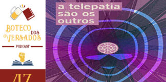 Vitrine do episódio do podcast Boteco dos Versados. Na esquerda tem uma coluna vertical, com a logo do podcast no topo, a logo do Leitor Cabuloso no meio e o numeral 47 na base, indicando a numeração do podcast. Em destaque um recorte da capa do livro "A telepatia são os outros" a capa tem tons de roxo e alguns círculos não uniformes em um tom de azul bem clarinho que formam uma espécie de rosto.