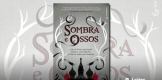 Capa do livro. Um fundo cinza, no todo o título do livro em vermelho com cortonos pretos. No centro, o texto: "Ela é a única que pode vencer a escuridão. E terá de fazer isso sozinha". Abaixo uma silhueta de um pálacio no estilo árabe, com torres pretas e outras vermelhas