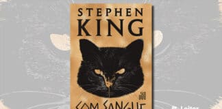 Capa do livro, um fundo marrom claro, com o titulo do autor no topo. No centro, ilustração com a cara de um gato preto, no lugar do nariz do gato, um formato que lembra a cara de um rato, estranhamente se uni com o restante da ilustração. Abaixo, o titulo do livro "Com Sangue"