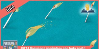 Vitrine do podcast montada com imagem de fundo verde com vários palitos de fósforo pegando fogo. À esquerda tem uma faixa rosa onde está escrito "livro". No inferior tem a logo do podcast, que é a ilustração de uma estante com livros e outros objetos, onde lê-se “Perdidos na Estante". Ao lado, em uma faixa rosa na qual está escrito "#074 - Pequenos incêndios por toda parte". Em cima, ao lado direito está o selo do Leitor Cabuloso.