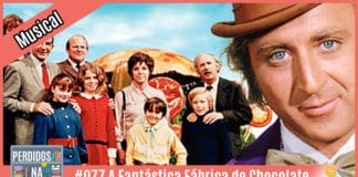 Vitrine do podcast montada poster dos dois filmes de A Fantástica Fábrica de Chocolate. À esquerda tem uma faixa rosa onde está escrito "filme". No inferior tem a logo do podcast, que é a ilustração de uma estante com livros e outros objetos, onde lê-se “Perdidos na Estante". Ao lado, em uma faixa rosa na qual está escrito "#077 - A Fantástica Fábrica de Chocolate". Em cima, ao lado direito está o selo do Leitor Cabuloso.