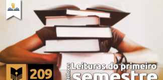 Vitrine do episódio do cabulosocast 209. Ao fundo, uma foto de uma pilha de livros. No primeiro plano, o simbodo do cabulosocast, o número 209 e o título "Melhores leituras do primeiro semestre"