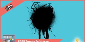 Vitrine do podcast, montagem com recorte de capa do livro, um fundo azul, com uma mancha preta no centro e algumas patas de insetos ao redor da mancha. À esquerda tem uma faixa rosa onde está escrito "livro". No inferior tem a logo do podcast, que é a ilustração de uma estante com livros e outros objetos, onde lê-se “Perdidos na Estante". Ao lado, em uma faixa rosa na qual está escrito "#085 Tropas Estelares" e ao seu lado direito, em cima, está o selo do Leitor Cabuloso.