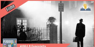 Vitrine do podcast montada com recorte de capa do filme, em preto e branco onde ao fundo tem uma casa grande e em frente ao portão tem um homem com chapéu e uma maleta na mão olhando para cima. À esquerda tem uma faixa rosa onde está escrito "filme". No inferior tem a logo do podcast, que é a ilustração de uma estante com livros e outros objetos, onde lê-se “Perdidos na Estante". Ao lado, em uma faixa rosa na qual está escrito "#084 - O Exorcista" e ao seu lado direito, em cima, está o selo do Leitor Cabuloso.