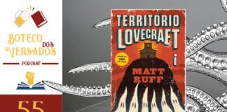 Vitrine do episódio do podcast Boteco dos Versados. Na esquerda tem uma coluna vertical, com a logo do podcast no topo, a logo do Leitor Cabuloso no meio e o numeral 55 na base, indicando a numeração do podcast. Em destaque sob a imagem de uma estrada coberta de neblina, temos a capa do livro "territorio Lovecraft". A capa apresenta uma casa colonial no topo de um morro. Uma luz brilhante sai da casa, criando sombras no morro que parecem fantasmas, ou integrantes da KKK. Por trás da capa, invadindo a tela e a coluna dos logotipos, tem uns tentáculos em preto e branco.