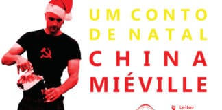 Fundo branco, com imagem em preto e vermelho de China Miéville com um gorro de natal. Ele olha para baixo, segura uma jarra com a mão direita e serve água em um copo segurado pela mão esquerda. À direta, em amarelo, lê-se Um conto de Natal e, em vermelho, China Miéville. Logo abaixo, da direita para a esquerda, lê-se Especial, seguido dos logos do Pindorama e do Leitor Cabuloso, ambos em vermelho.