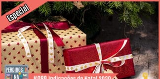 Vitrine do podcast montada com foto de presentes embrulhados. À esquerda tem uma faixa rosa onde está escrito "especial". No inferior tem a logo do podcast, que é a ilustração de uma estante com livros e outros objetos, onde lê-se “Perdidos na Estante". Ao lado, em uma faixa rosa na qual está escrito "#089 - Indicações de Natal 2020". Em cima, ao lado direito está o selo do Leitor Cabuloso formado por um livro aberto na cor azul onde de dentro sai um punho erguido na cor amarela.