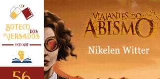 Vitrine do episódio do podcast Boteco dos Versados. Na esquerda tem uma coluna vertical, com a logo do podcast no topo, a logo do Leitor Cabuloso no meio e o numeral 56 na base, indicando a numeração do podcast. Em destaque a direita, a capa do livro Viajantes do abismo, da escritora Nikelen Witter. Uma ilustração predominante nós tons alaranjados de um deserto, ao fundo é possível ver distantes as dunas e o céu sem nuvens. E na parte esquerda, bem mais proximo, a parte esquerda do rosto de uma mulher com óculos de proteção, cabelos curtos, marrons e ondulados, uma camisa branca e um colete marrom por cima. Acima disso, está escrito o título Viajantes do abismo, com letras que parecem tão secas que estão se despedaçando aos poucos