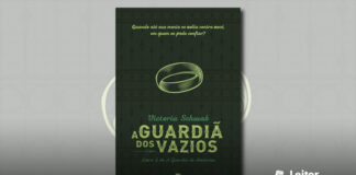 Capa do livro. O livro todo é composto em tons de verde. O fundo possui alguns ornamentos como marca d'água. Em primeiro plano, no centro, ilustração de um anel. Abaixo o nome da autora e o título do livro, e o texto: "Livro 2 de A Guardiã de Histórias"