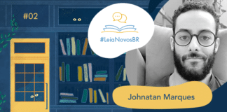 Imagem de fundo contendo uma ilustração da fachada da azul Livraria LeiaNovosBr. A fachada é composta por uma porta amarela com uma vidraça onde dois olhos de uma criatura mágica que está espiando, ao lado da vitrine da livraria que mostra vários livros coloridos desorganizados, também com alguns olhos claros espiando entre eles. No canto superior esquerdo há a numeração do episódio #02, no centro da imagem há a logo do podcast em um fundo branco. A logo é formado pelo texto #LeiaNovosBr em azul, abaixo de ícones que simbolizam um livro azul com páginas amarelas aberto, de onde saem dois balões de fala amarelos. Ao lado da logo, no canto esquerdo há a imagem do autor entrevistado, Johnatan Marques, em preto e branco, seguido do seu nome exposto. No canto inferior direito está a logo branca do site Leitor Cabuloso, composta pelo pela imagem de um punho erguido saindo de um livro aberto, seguido do nome Leito Cabuloso.