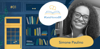 Imagem de fundo contendo uma ilustração da fachada da azul Livraria LeiaNovosBr. A fachada é composta por uma porta amarela com uma vidraça onde dois olhos de uma criatura mágica que está espiando, ao lado da vitrine da livraria que mostra vários livros coloridos desorganizados, também com alguns olhos claros espiando entre eles. No canto superior esquerdo há a numeração do episódio #01, no centro da imagem há a logo do podcast em um fundo branco. A logo é formado pelo texto #LeiaNovosBr em azul, abaixo de ícones que simbolizam um livro azul com páginas amarelas aberto, de onde saem dois balões de fala amarelos. Ao lado da logo, no canto esquerdo há a imagem da autora entrevistada, Simone Paulino, em preto e branco, seguido do seu nome exposto. No canto inferior direito está a logo branca do site Leitor Cabuloso, composta pelo pela imagem de um punho erguido saindo de um livro aberto, seguido do nome Leito Cabuloso.