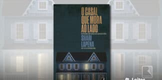 Capa do livro. A parte superior, à direita, é preenchida pelo título em letras grandes em marrom claro, logo abaixo, em azul, o nome da autora. O lado esquerdo é preenchido pelo céu noturno sem estrelas. A parte inferior mostra uma casa de 2 andares e sotão, com 6 janelas no andar superior, e apenas uma janela com luz, e 4 janelas e 2 portas no andar térreo, com apenas uma janela com luz.