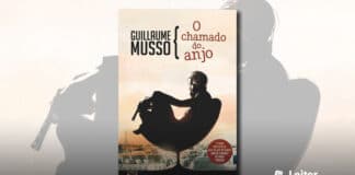 Capa do livro. Ilustração com o céu e o topo das casas em Pari, com a Torre Eiffel no fundo. Em primeiro plano, uma pessoa sendada em uma cadeira arredondada, segurando um telefone ao ouvido e uma arma na outra mão. A imagem da pessoa na cadeira está escurecida pela sombra. No topo, o nome do autor em preto, e o título do livro em vermelho.
