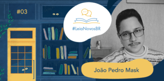 Imagem de fundo contendo uma ilustração da fachada da azul Livraria LeiaNovosBr. A fachada é composta por uma porta amarela com uma vidraça onde dois olhos de uma criatura mágica que está espiando, ao lado da vitrine da livraria que mostra vários livros coloridos desorganizados, também com alguns olhos claros espiando entre eles. No canto superior esquerdo há a numeração do episódio #03, no centro da imagem há a logo do podcast em um fundo branco. A logo é formado pelo texto #LeiaNovosBr em azul, abaixo de ícones que simbolizam um livro azul com páginas amarelas aberto, de onde saem dois balões de fala amarelos. Ao lado da logo, no canto esquerdo há a imagem do autor entrevistado, João Pedro Mask, em preto e branco, seguido do seu nome exposto. No canto inferior direito está a logo branca do site Leitor Cabuloso, composta pelo pela imagem de um punho erguido saindo de um livro aberto, seguido do nome Leito Cabuloso.