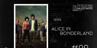 Imagem de fundo preto com textura de corte. À esquerda no canto inferior tem a logo do Leitor Cabuloso formado por um livro aberto e um punho levantado na cor amarela. À sua direita, tem o pôster da série seguido do título "Série - Alice in Borderland #099". Em cima, à direita, tem a logo do podcast formado por livros em pé e que vão caindo com o título "Perdidos na Estante" em cima e o símbolo de play na letra "o" na cor branca.
