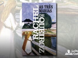 Capa do livro. Uma pintura mostrando uma paisagem com com um céu roxo-azulado, algumas casas no fundo e uma grande arvore. Três pessoas encostadas em um parapeito voltadas para uma região com água que reflete o céu e a árvore. Em primeiro plano o nome "Rachel de Queiroz" na vertical em branco. E o título "As Três Marias" na horizontal em preto.