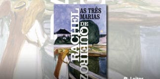 Capa do livro. Uma pintura mostrando uma paisagem com com um céu roxo-azulado, algumas casas no fundo e uma grande arvore. Três pessoas encostadas em um parapeito voltadas para uma região com água que reflete o céu e a árvore. Em primeiro plano o nome "Rachel de Queiroz" na vertical em branco. E o título "As Três Marias" na horizontal em preto.