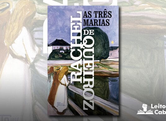 Capa do livro. Uma pintura mostrando uma paisagem com com um céu roxo-azulado, algumas casas no fundo e uma grande arvore. Três pessoas encostadas em um parapeito voltadas para uma região com água que reflete o céu e a árvore. Em primeiro plano o nome "Rachel de Queiroz" na vertical em branco. E o título "As Três Marias" na horizontal em preto.