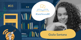 Imagem de fundo contendo uma ilustração da fachada da azul Livraria LeiaNovosBr. A fachada é composta por uma porta amarela com uma vidraça onde dois olhos de uma criatura mágica que está espiando, ao lado da vitrine da livraria que mostra vários livros coloridos desorganizados, também com alguns olhos claros espiando entre eles. No canto superior esquerdo há a numeração do episódio #05, no centro da imagem há a logo do podcast em um fundo branco. A logo é formado pelo texto #LeiaNovosBr em azul, abaixo de ícones que simbolizam um livro azul com páginas amarelas aberto, de onde saem dois balões de fala amarelos. Ao lado da logo, no canto esquerdo há a imagem da autora entrevistada, Ana Rüsche, em preto e branco, seguido do seu nome exposto. No canto inferior direito está a logo branca do site Leitor Cabuloso, composta pelo pela imagem de um punho erguido saindo de um livro aberto, seguido do nome Leito Cabuloso.