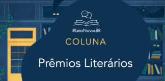 Imagem de fundo contendo uma ilustração da fachada da azul Livraria LeiaNovosBr. A fachada é composta por uma porta amarela com uma vidraça onde dois olhos de uma criatura mágica que está espiando, ao lado da vitrine da livraria que mostra vários livros coloridos desorganizados, também com alguns olhos claros espiando entre eles. No centro da imagem há a logo do podcast. A logo é formado pelo texto #LeiaNovosBr em azul, abaixo de ícones que simbolizam um livro azul com páginas amarelas aberto, de onde saem dois balões de fala amarelos. Abaixo da logo está escrito COLUNA e abaixo de COLUNA está escrito o título da Coluna: Prêmios Literários. Mais abaixo está a logo branca do site Leitor Cabuloso, composta pelo pela imagem de um punho erguido saindo de um livro aberto, seguido do nome Leitor Cabuloso.
