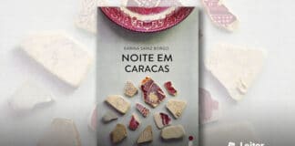 Capa do livro. Fundo claro, no topo um prato com ornamentos vermelhos, sendo possivel notar apenas um pedaço do prato. Logo abaixo o nome da autora e título do livro. No centro, pedaços quebrados de um prato semelhante ao de cima.