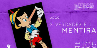 Imagem de fundo roxo com textura. À esquerda no canto inferior tem a logo do Leitor Cabuloso formado por um livro aberto e um punho levantado. À sua direita, tem um desenho do Pinóquio com o nariz esticado, seguido de texto onde se lê "Jogo 2 Verdades e 1 Mentira" na cor branca. Em cima, à direita, tem a logo do podcast formado por livros em pé e que vão caindo com o título "Perdidos na Estante" em cima e o símbolo de play na letra "o".