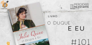 Imagem de fundo branco com textura de corte. À esquerda no canto inferior tem a logo do Leitor Cabuloso formado por um livro aberto e um punho levantado. À sua direita, tem a capa do livro "O Duque e Eu" emoldurado seguido de texto onde se lê "Livro: O Duque e Eu #101" na cor preta. Em cima, à direita, tem a logo do podcast formado por livros em pé e que vão caindo com o título "Perdidos na Estante" em cima e o símbolo de play na letra "o".