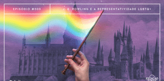 Fundo com textura de papel velho, em tons de lilás e roxo, mostrando o castelo de Hogwarts. Em destaque, temos a imagem de uma mão segurando uma varinha, da qual uma magia colorida, similar a uma bandeira LGBTQ+ tremulando, sai. Na parte superior, temos o número do episódio, 000, e o título “J. K. Rowling e a Representatividade LGBTQ+”, e na parte inferior temos o logo do podcast.
