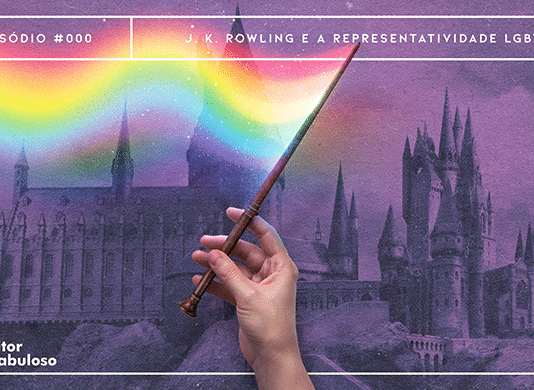 Fundo com textura de papel velho, em tons de lilás e roxo, mostrando o castelo de Hogwarts. Em destaque, temos a imagem de uma mão segurando uma varinha, da qual uma magia colorida, similar a uma bandeira LGBTQ+ tremulando, sai. Na parte superior, temos o número do episódio, 000, e o título “J. K. Rowling e a Representatividade LGBTQ+”, e na parte inferior temos o logo do podcast.