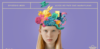 Fundo lilás com imagem de adolescente loira em destaque. A personagem aparece com o topo da cabeça “cortado” e, do buraco, saem diversos elementos: rosas, cogumelos, lagarta, gato, flamingo, chave, cartas de baralho, xícara, coelho e cartola, em cores pastel rosa, azul, verde e amarelo.