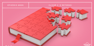 Fundo rosa. Em destaque, imagem de livro de capa vermelha, no qual a parte superior está “se desmanchando” em peças de quebra-cabeça. A imagem possui margem linear branca. Na parte superior, na mesma cor, há o letreiro “Episódio #005 - Clichê 2: o retorno”. Na inferior esquerda, há o logo do portal “Leitor Cabuloso” (livro com punho saindo) e, na direita, o logo do podcast “Estação 21”.