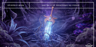 Versão realista (com manipulação de imagens) de cena de She-ra. Ao fundo, vemos o chão de uma floresta com um emaranhado de raízes. E destaque, há uma espada de cabo dourado e lâmina iridescente, envolvida em raízes e cipós. Ao redor, há plantas de aspecto alienígena e uma iluminação em tons de roxo e azul. A imagem possui margem linear branca. Na parte superior, na mesma cor, há o letreiro “Episódio #006 - She-Ra e as Princesas do Poder”. Na inferior esquerda, há o logo do portal “Leitor Cabuloso” (livro com punho saindo) e, na direita, o logo do podcast “Estação 21”.