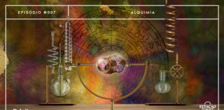 Fundo escuro com textura aquarelada/manchada de dourado e tons de marrom, vermelho, roxo e verde, com desenho antigo de motivos astrológicos. Superfície de madeira com frascos químicos em ambos os lados. Em destaque, ao centro, grampo arqueado de sustentação dourado, no qual há uma pedra multicolorida brilhante. A imagem possui margem linear branca. Na parte superior, na mesma cor, há o letreiro “Episódio #007 - Alquimia”. Na inferior esquerda, há o logo do portal “Leitor Cabuloso” (livro com punho saindo) e, na direita, o logo do podcast “Estação 21”.