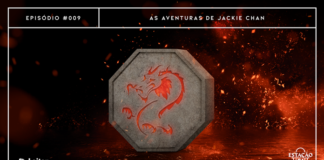 Fundo escuro, em tonalidades quentes, iluminado por labaredas e faíscas de fogo – um cenário com atividade vulcânica. Em destaque, talismã de pedra de formato octogonal. No objeto, há um símbolo estilizado de dragão, brilhando em tons de laranja e vermelho. A imagem possui margem linear branca. Na parte superior, na mesma cor, há o letreiro “Episódio #009 - As Aventuras de Jackie Chan”. Na inferior esquerda, há o logo do portal “Leitor Cabuloso” (livro com punho saindo) e, na direita, o logo do podcast “Estação 21”.