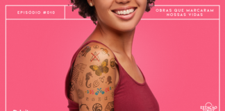 Fundo rosa. Ao centro, uma jovem mulher negra posando de modo que seu ombro fica em destaque. Na pele, há desenhos e símbolos que remetem à obras cinematográficas, televisivas e literárias: protagonistas de “Brilho Eterno de uma Mente Sem Lembranças” em versão ilustrada; lobo estilizado (As Crônicas de Gelo e Fogo); borboleta amarela (Cem anos de Solidão); símbolo das Relíquias da Morte (Harry Potter) com X vermelho; desenho de menina ruiva (Píppi Meialonga); tordo (Jogos Vorazes); chama (Divergente); olho estilizado (Desventuras em Série); violões azuis (Coco: A vida é uma festa); cavalo marinho (Fringe); silhueta de detetive (Sherlock); círculo manchado (A Chegada); símbolo octogonal (LOST); homem mascarado com espadas (Princesa Prometida); bússola (Fronteiras do Universo); fósforo (Clube do Terror); tridente (Percy Jackson); cobras entrelaçadas (História Sem Fim); logo com as letras J, R, R e T (Senhor dos Anéis); kanjis com as palavras “Seu Nome.” (Your Name.) e símbolo em espiral (Naruto). A imagem possui margem linear branca. Na parte superior, na mesma cor, há o letreiro “Episódio #010 - Obras que marcaram nossas vidas”. Na inferior esquerda, há o logo do portal “Leitor Cabuloso” (livro com punho saindo) e, na direita, o logo do podcast “Estação 21”.