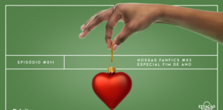 Fundo verde oliva. Em destaque, mão segura enfeite vermelho e dourado de árvore de Natal no formato de coração. A imagem possui margem linear branca. Na parte superior, na mesma cor, há o letreiro “Episódio #011 - Nossas Fanfics #03 - Especial Fim de Ano”. Na inferior esquerda, há o logo do portal “Leitor Cabuloso” (livro com punho saindo) e, na direita, o logo do podcast “Estação 21”.