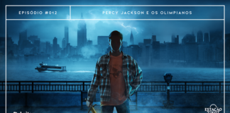 Fundo com paisagem panorâmica noturna, enevoada e tempestuosa de Nova York. Em destaque, silhueta de garoto com calça jeans, camisa xadrez aberta e camiseta laranja, com estampa de Pégaso e letreiro “Camp Half-Blood”. O personagem segura uma brilhante espada dourada. A imagem possui margem linear branca. Na parte superior, na mesma cor, há o letreiro “Episódio #012 - Percy Jackson e os Olimpianos”. Na inferior esquerda, há o logo do portal “Leitor Cabuloso” (livro com punho saindo) e, na direita, o logo do podcast “Estação 21”.