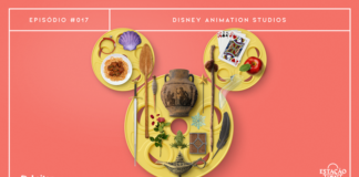 Fundo salmão. Em destaque, três rolos de filme antigos na cor amarela, formando a silhueta do Mickey. Sobre os rolos, há diversos objetos que fazem referência aos filmes de Disney: coleira vermelha, concha lilás, prato de macarrão e almondegas, remo de madeira, novelo de lã, espada, rosa vermelha, vaso grego antigo, sapo, floco de neve, livro antigo, lâmpada do gênio, pena preta, sapato de cristal, maçã, cajado de madeira, varinha mágica e cartas de baralho. A imagem possui margem linear branca. Na parte superior, na mesma cor, há o letreiro “Episódio #017 - Disney Animation Studios”. Na inferior esquerda, há o logo do portal “Leitor Cabuloso” (livro com punho saindo) e, na direita, o logo do podcast “Estação 21”.