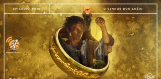 Fundo em tonalidades de dourado e cobre, de aspecto machado. Em destaque, anal dourado inclinado com inscrições laterais brilhantes. Saindo de dentro da circunferência do objeto, há o hobbit Frodo segurando o anel numa corrente, Barad-dûr (torre com olho flamejante no topo) e As Argonath (duas grandes com braços esquerdos erguidos). A imagem possui margem linear branca. Na parte superior, na mesma cor, há o letreiro “Episódio #018 - O Senhor dos Anéis”. Na inferior esquerda, há o logo do projeto #OPodcastÉDelas (punho feminino segurando microfone) e do portal “Leitor Cabuloso” (livro com punho saindo) e, na direita, o logo do podcast “Estação 21”.