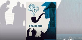 Capa do livro. Um fundo branco, em primeiro plano na base á esquerda, uma silhueta azul-escuro de quatro homens ao redor de uma pessoa caída no chão. À direita, a silhueta em azul do rosto de Sherlock Holmes de perfil, sobre a silhueta a imagem azulada de uma torre. Do cachimbo dele sai a fumaça que forma o nome do autor, logo abaixo o título do livro.