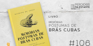 Imagem de fundo branco com textura de corte. À esquerda no canto inferior tem a logo do Leitor Cabuloso formado por um livro aberto e um punho levantado. À sua direita, tem a capa do livro "Memórias Póstumas de Brás Cubas" emoldurado seguido de texto onde se lê "Livro: Memórias Póstumas de Brás Cubas #106" na cor preta. Em cima, à direita, tem a logo do podcast formado por livros em pé e que vão caindo com o título "Perdidos na Estante" em cima e o símbolo de play na letra "o".
